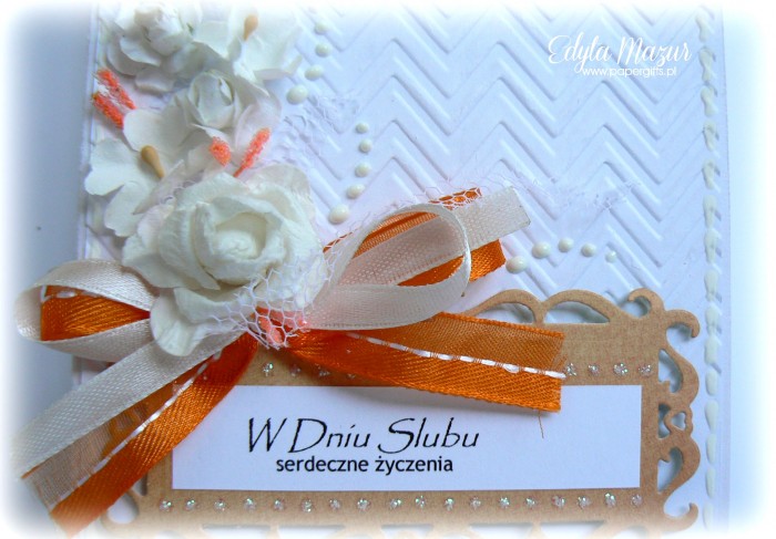 Białe róże z pomarańczową wstążką - kartka ślubna