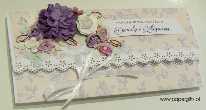 Beżowa w fioletowe motywy - kopertówka na 40 rocznicę ślubu