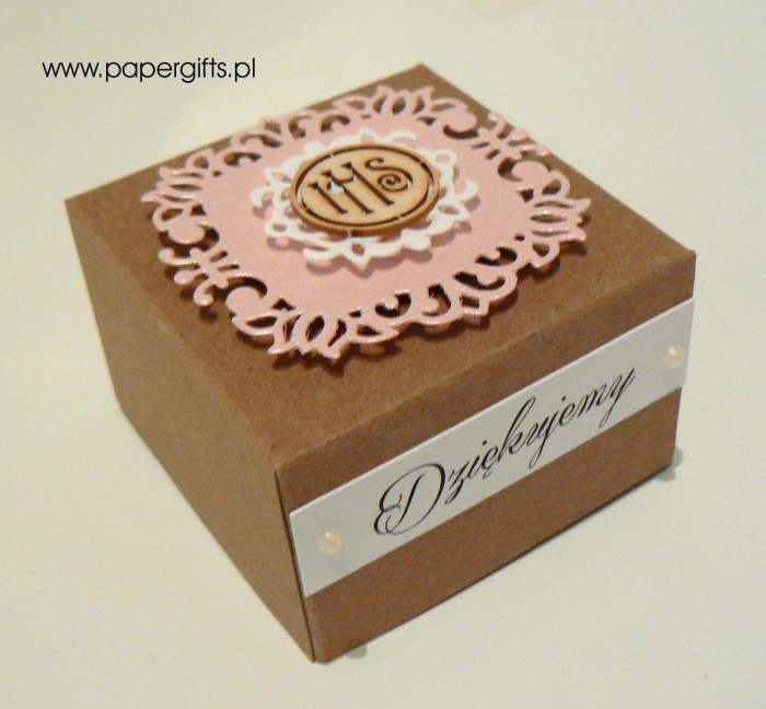 Pudełko kraftowe z różową koronką