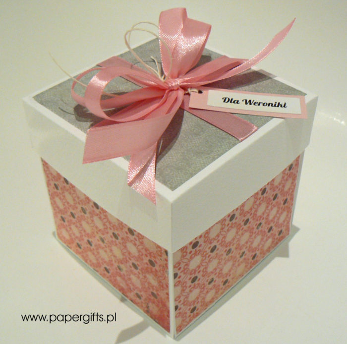 Szaro-różowy z motylem box na 18 urodziny